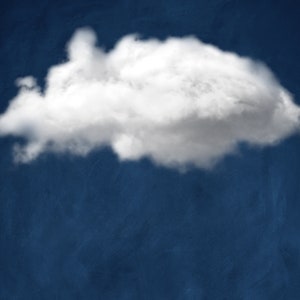 Op de afbeelding: Een enkele, pluizige witte wolk tegen een diepblauwe lucht.