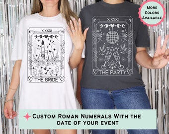 Op de afbeelding: Twee witte T-shirts met zwarte ontwerpen. Het linker shirt heeft een ontwerp met een hand met een ring aan de vinger, bloemen en de tekst "THE BRIDE". Het rechter shirt heeft een ontwerp met een discobal, champagne glazen en de tekst "THE PARTY". Beide shirts hebben het Romeinse cijfer "X.XXXI" bovenaan het ontwerp.