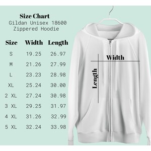 以下が含まれることがあります： 白のGildan Unisex 18600ジッパー付きパーカー、サイズチャート付き。 Sから5XLまでのサイズの測定値をセンチメートルで表示。 パーカーはフルジッパーとフード付きです。