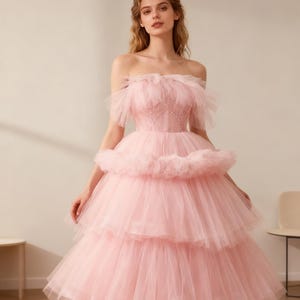 Betoverende roze baljurk gelaagde tule off-shoulder | Roze sprookjesjurk | Tule avondjurk | Luxe galajurk | Quinceanera-jurk