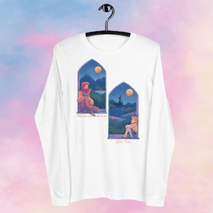 Könnte beinhalten: Weißes Langarmshirt mit einem Grafikdruck von zwei Figuren, die aus Fenstern schauen. Der Text "Whether I'm right or wrong" und "Little Sister" ist auf dem Shirt aufgedruckt.