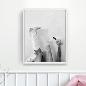 Cowgirl laarzen rosé champagne wijn digitale kunst aan de muur print, zwart-wit country western esthetiek, girly cowgirl, retro rodeo zuidwesten