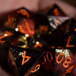 Magma dorado - Volcán dorado Magma Borde afilado Dados D&D Cristal D4