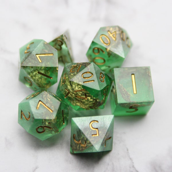 JADE DRAGON -Real Snake Skin Sharp Edge d&d Dice crystal D4