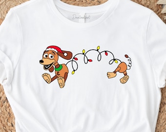Maglietta natalizia Slinky Dog Toy Story Disney X-mas Holiday T-shirt Mickey's Very Merry Party 2023 Tee Magic Kingdom Disneyland Trip Gift