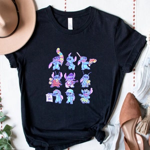 K&ouml;nnte beinhalten: Schwarzes T-Shirt mit einer farbenfrohen Grafik der Figur Stitch in verschiedenen Posen. Die Grafik zeigt Stitch mit einem Blaster, der Gitarre spielt und einen Hut tr&auml;gt. Das Shirt besteht aus einem weichen Material.