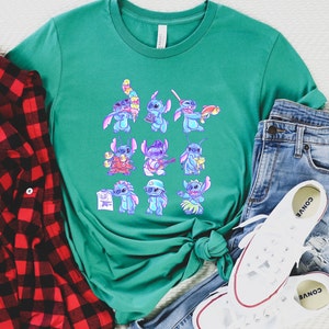 K&ouml;nnte beinhalten: Ein teal-farbenes T-Shirt mit einem farbenfrohen Motiv der Figur Stitch in verschiedenen Posen. Das Motiv zeigt Stitch mit Eis, einem Blaster und anderen Accessoires. Das T-Shirt wird mit einer blauen Jeans, wei&szlig;en Turnschuhen und einem rot-schwarz karierten Hemd kombiniert.