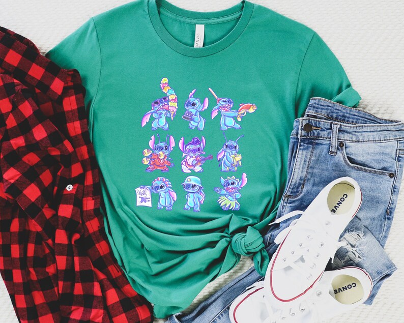 K&ouml;nnte beinhalten: Ein teal-farbenes T-Shirt mit einem farbenfrohen Motiv der Figur Stitch in verschiedenen Posen. Das Motiv zeigt Stitch mit Eis, einem Blaster und anderen Accessoires. Das T-Shirt wird mit einer blauen Jeans, wei&szlig;en Turnschuhen und einem rot-schwarz karierten Hemd kombiniert.