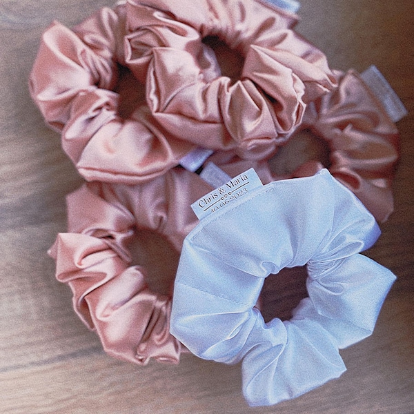 Scrunchies de regalo de boda personalizados para damas de honor, 25 colores diferentes, etiqueta personalizada con nombres de pareja y fecha de boda