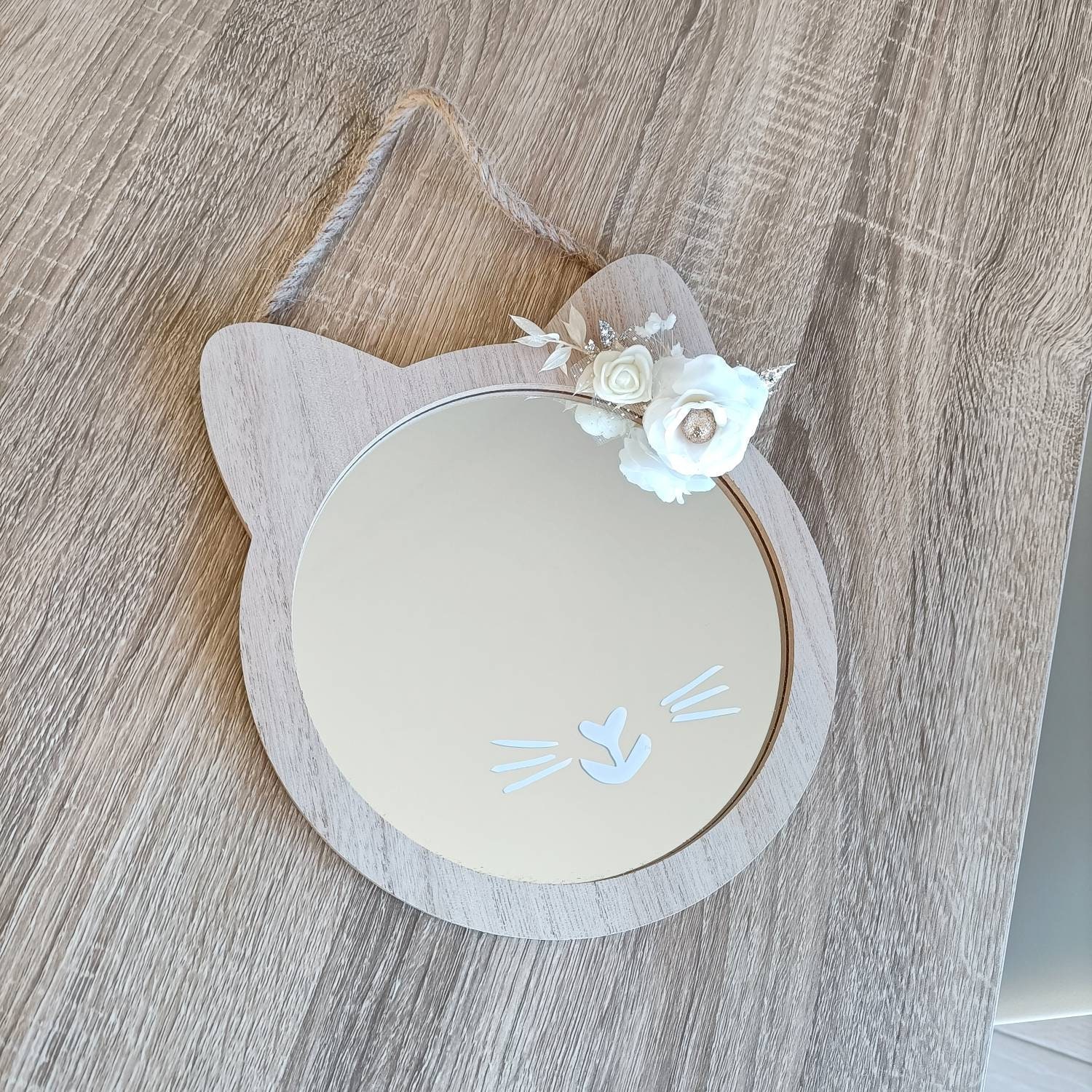 Miroir en Bois Forme de Chat avec Ses Fleurs Blanches Décoration Chambre d'enfants