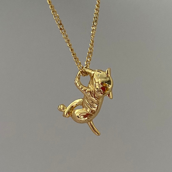 Collier pendentif de charme animal délicat tenant un câlin de chat plaqué or 24 carats, bijoux de charme de chat en or, cadeau de maman de chat, cadeau d’amant de chat, bijoux de chaton