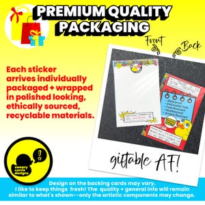 Pu&ograve; includere: Immagine di due confezioni di adesivi con sfondo giallo. Una confezione &egrave; bianca con un disegno di anatra, l'altra &egrave; rossa con un disegno di anatra. Il testo sull'immagine dice "Premium Quality Packaging" e "giftable AF!"
