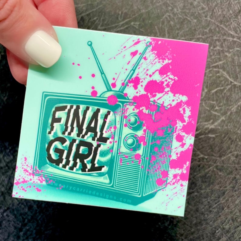 K&ouml;nnte beinhalten: Ein blaugr&uuml;ner Aufkleber mit einem Retro-Fernseher, auf dem der Text "FINAL GIRL" zu sehen ist. Auf dem Fernseher und dem Hintergrund befinden sich rosa Farbschleier.