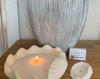 Cuenco para velas en forma de concha de Jesmonite, hecho a mano, que incluye 175 g de cera de arena ecológica y 10 mechas de algodón encerado.
