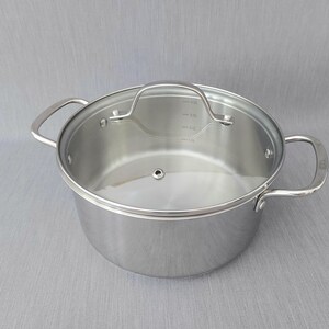 Può includere: Una pentola in acciaio inossidabile con due manici laterali e un coperchio in vetro trasparente. Il coperchio presenta un manico in metallo e tacche di misurazione incise in litri, tra cui 1.0L, 2.0L, 3.0L e 4.0L, e un foro per il vapore.
