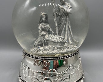 Wallace Silversmiths 2001 Snow Globe Musical Nativity Scene O Little Town of Bethlehem