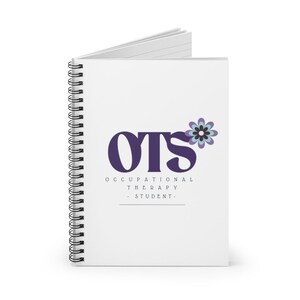 Peut inclure: Un carnet à spirales blanc avec un logo violet qui dit "OTS" avec une fleur stylisée. Le texte sous le logo dit "Occupational Therapy - Student - "