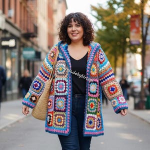 Peut inclure: Une tasse en céramique blanche avec une anse noire et le texte "But First, Coffee" dans un style manuscrit. La tasse est posée sur une surface blanche. La tasse mesure 10 cm de haut.