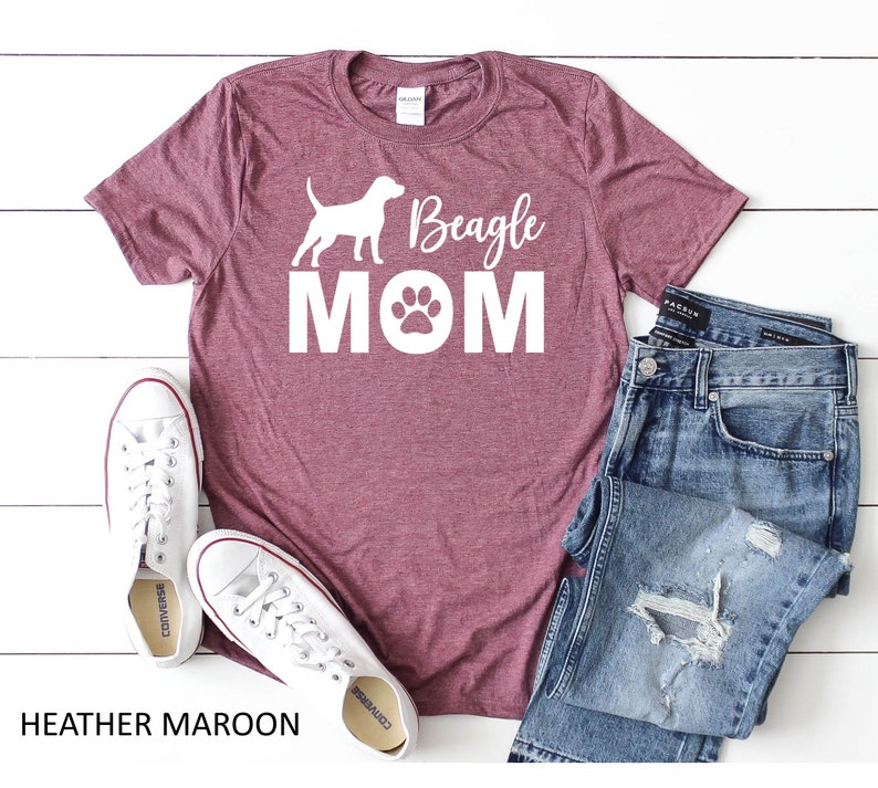 Op de afbeelding: Heather-marronkleurig T-shirt met een wit silhouet van een beagle en de tekst "Beagle Mom" met een pootprint.