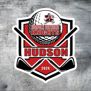 Puede incluir: Un logotipo de golf rojo y negro con una bola de golf blanca en el centro. El logotipo presenta el texto "Norfolk Catholic Knights" y "Hudson" en letras negras. El a&ntilde;o "2024" est&aacute; impreso en blanco sobre un fondo rojo.