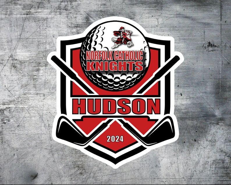 Puede incluir: Un logotipo de golf rojo y negro con una bola de golf blanca en el centro. El logotipo presenta el texto "Norfolk Catholic Knights" y "Hudson" en letras negras. El a&ntilde;o "2024" est&aacute; impreso en blanco sobre un fondo rojo.