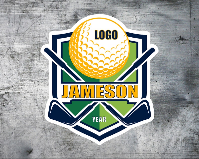 Puede incluir: Un logotipo de golf verde y azul con un contorno blanco. El logotipo presenta una bola de golf con la palabra "LOGO" en ella, dos palos de golf cruzados y el texto "JAMESON" y "YEAR".