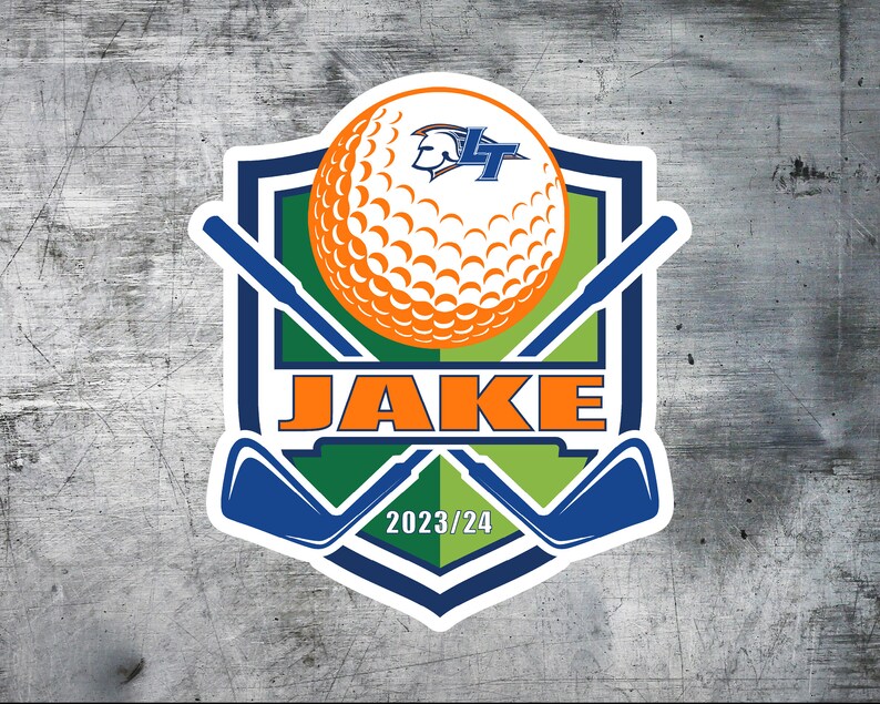 Puede incluir: Una pegatina de golf blanca, azul y verde con una bola de golf, palos de golf cruzados y el texto "JAKE" en naranja. La pegatina tambi&eacute;n incluye el texto "2023/24" en blanco.