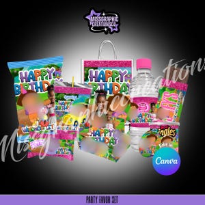 Peut inclure: Un ensemble de cadeaux de fête avec un thème rose et bleu. Il comprend un sac cadeau, des sachets de chips, des gobelets, des bouteilles d'eau et des bonbons. Les mots "Happy Birthday" sont affichés sur plusieurs articles. L'ensemble est conçu pour une fête d'anniversaire.