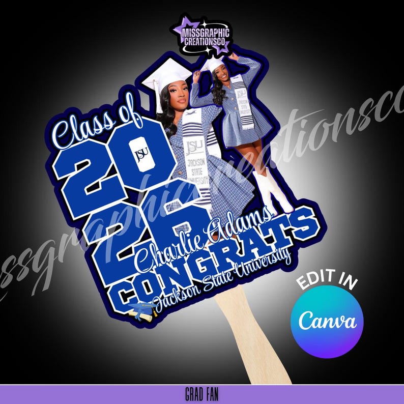 Op de afbeelding: Een afstudeerwaaier met een blauw en wit ontwerp met de tekst "Class of 2026" en "Congrats Charlie Adams Jackson State University." De waaier bevat afbeeldingen van een afgestudeerde in toga en baret. De handgreep is van hout.