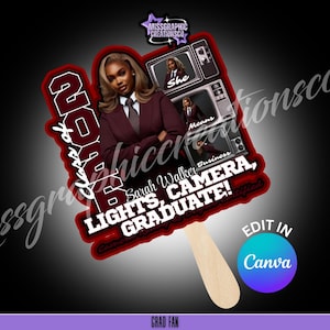 Puede incluir: Un abanico de graduación con una mujer con un traje granate y el texto "2023" y "LIGHTS, CAMERA, GRADUATE!". El abanico incluye un mango de madera y las palabras "Sarah Walker, Business". El diseño incorpora gráficos de televisión vintage.