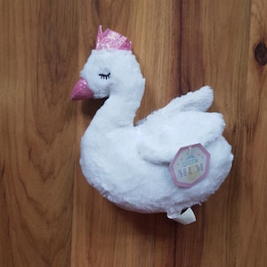 Card Factory Queen Mum Weißer Schwan Plüsch Glitzer Rosa Krone Superweich Sehr seltenes Tier Ausgestopftes Papieranhänger Vogel Rosa Schnabel