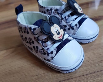 Scarpe da ginnastica beige nere di Topolino Primark Disney per bambini dai 9 ai 12 mesi, taglia 19, EUR 4 USA, nuove.
