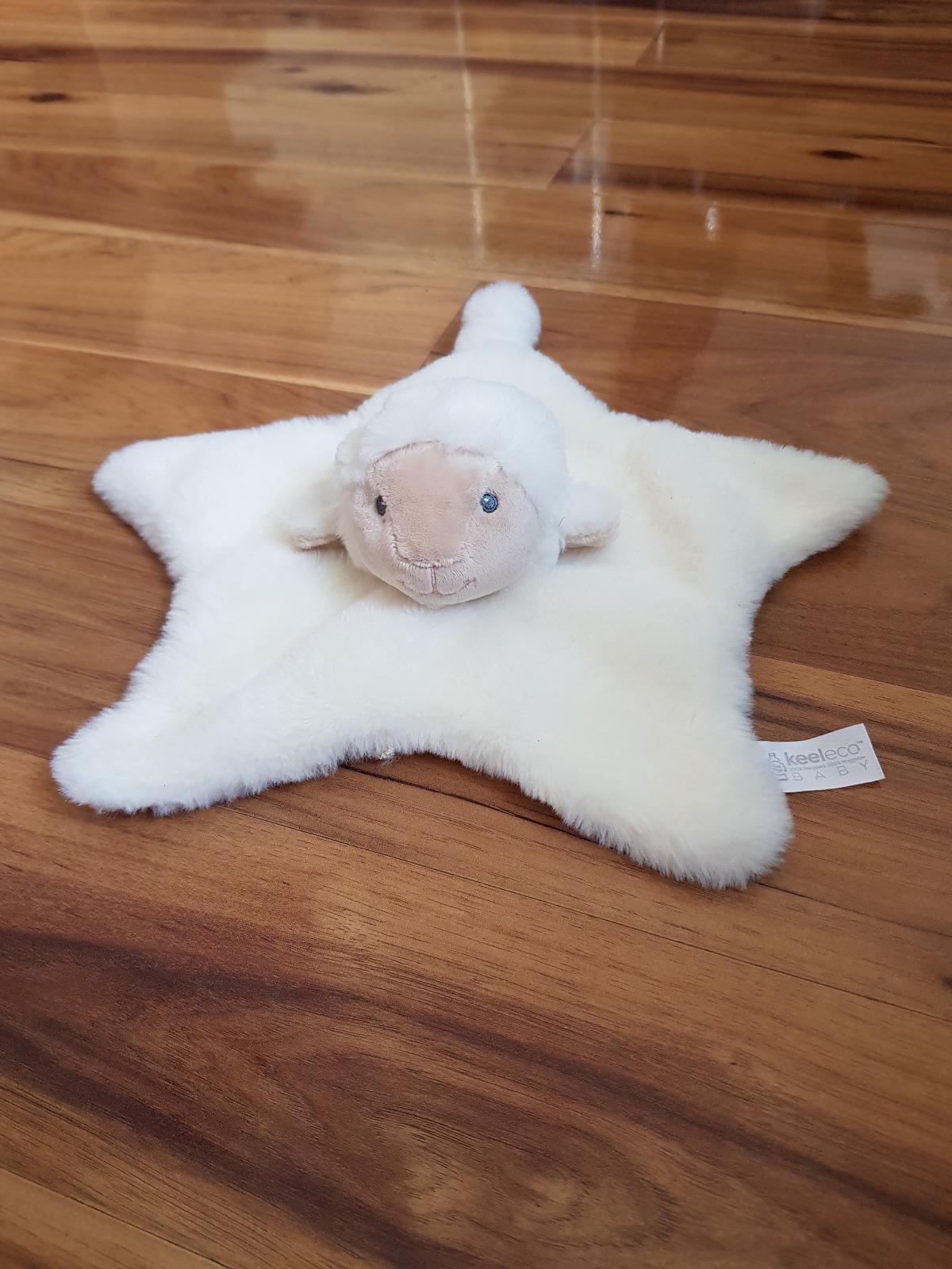 Peluche Keel Toys Triceratops Con Sciarpa &ndash; Keeleco Christmas &ndash; Sostenibile E Morbido
