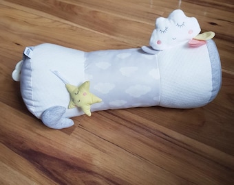 Oreiller interactif doux pour bébé Mamas & Papas Tummy Time Roll avec coussin hochet intégré, jouets en peluche à suspendre Dream Upon A Cloud, carillons