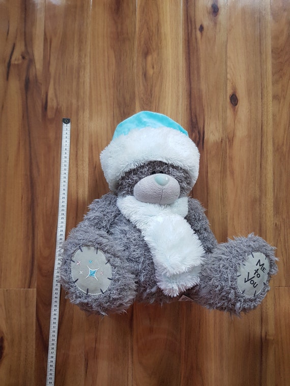 Orsetto Tatty Teddy Me To You – Peluche 19 Cm, Grigio Con Naso Blu E Toppe, Regalo Perfetto Per Ogni Occasione