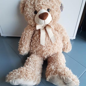 Orsacchiotto di peluche Kellytoy Original Extra Large da 32 pollici (81 cm) di dimensioni jumbo con etichetta di carta e nastro, morbido giocattolo di peluche.