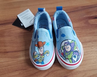 Toy Story Scarpe da Ginnastica Reserved Disney Pixar Woody Buzz Lightyear Slip-on per Bambini Ragazzi Taglia EU 20/21 UK 4/4.5 Scarpe Etichette di Carta Azzurro Pallido