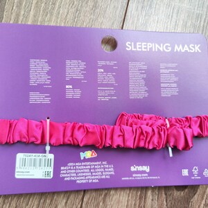 Pu&ograve; includere: Una maschera per dormire in raso rosa con il testo "SLEEPING MASK" sulla confezione. La confezione include anche il testo "BRATZ" e "MGA ENTERTAINMENT, INC."