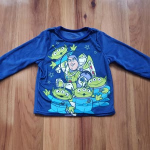Pijama de manga larga azul marino de terciopelo con estampado de Buzz Lightyear de Toy Story, Disney Baby, Primark, talla 12-18 meses, altura 86 cm.