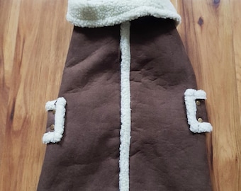 Manteau d'hiver chaud pour chien marron en polaire, taille M, confortable et élégant.