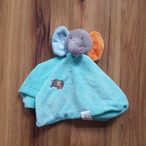 Teeny Wonders Éléphant Bébé Doudou Carte Usine Hochet Sensoriel Turquoise Oreilles Froissées Peluche Peluche