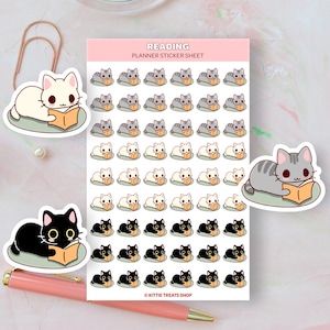 K&ouml;nnte beinhalten: Eine Planer-Sticker-Tabelle mit niedlichen Comic-Katzen, die B&uuml;cher lesen. Die Sticker sind in drei Farbvarianten erh&auml;ltlich: Schwarz, Wei&szlig; und Grau. Die Tabelle enth&auml;lt den Text "Reading Planner Sticker Sheet" und "Kittie Treats Shop".