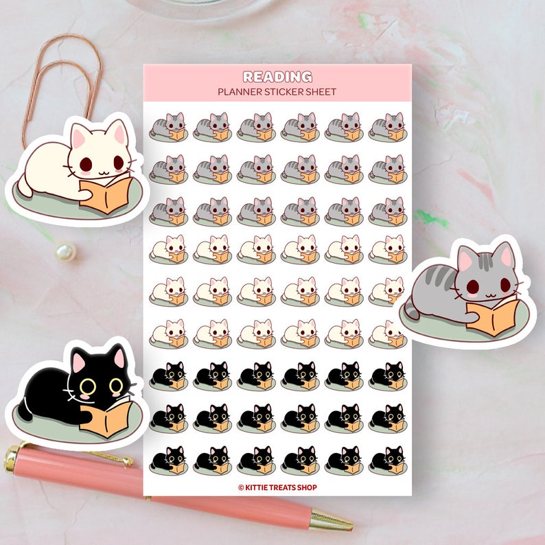 K&ouml;nnte beinhalten: Eine Planer-Sticker-Tabelle mit niedlichen Comic-Katzen, die B&uuml;cher lesen. Die Sticker sind in drei Farbvarianten erh&auml;ltlich: Schwarz, Wei&szlig; und Grau. Die Tabelle enth&auml;lt den Text "Reading Planner Sticker Sheet" und "Kittie Treats Shop".
