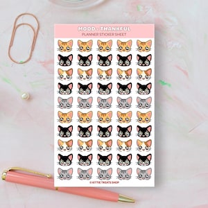Pu&ograve; includere: Un foglio di adesivi per planner con 36 adorabili facce di gatti con diverse espressioni. I gatti hanno vari colori di pelliccia, tra cui arancione, nero, bianco e grigio. Gli adesivi sono etichettati "MOOD - THANKFUL PLANNER STICKER SHEET" e sono di "KITTIE TREATS SHOP".