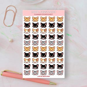 Pu&ograve; includere: Un foglio di adesivi per planner con 36 facce di gatti frustrati in vari colori, tra cui arancione, grigio e nero. Il testo "MOOD - FRUSTRATED PLANNER STICKER SHEET" &egrave; in cima al foglio. Il testo "KITTIE TREATS SHOP" &egrave; in fondo al foglio.
