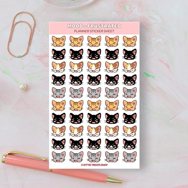 Pu&ograve; includere: Un foglio di adesivi per planner con 36 facce di gatti frustrati in vari colori, tra cui arancione, grigio e nero. Il testo "MOOD - FRUSTRATED PLANNER STICKER SHEET" &egrave; in cima al foglio. Il testo "KITTIE TREATS SHOP" &egrave; in fondo al foglio.