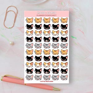 Pu&ograve; includere: Un foglio di adesivi per planner con 36 diversi volti di gatti con varie espressioni. Gli adesivi sono progettati per rappresentare diversi stati d'animo, tra cui la noia. Il testo "MOOD - BORED PLANNER STICKER SHEET" &egrave; stampato nella parte superiore del foglio. Il testo "&copy; KITTIE TREATS SHOP" &egrave; stampato nella parte inferiore del foglio.