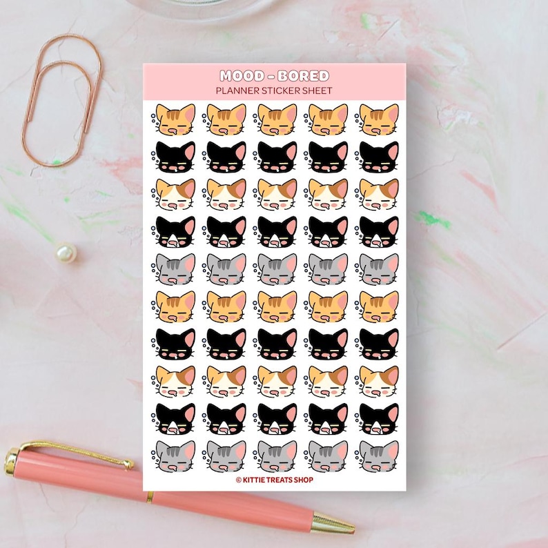 Pu&ograve; includere: Un foglio di adesivi per planner con 36 diversi volti di gatti con varie espressioni. Gli adesivi sono progettati per rappresentare diversi stati d'animo, tra cui la noia. Il testo "MOOD - BORED PLANNER STICKER SHEET" &egrave; stampato nella parte superiore del foglio. Il testo "&copy; KITTIE TREATS SHOP" &egrave; stampato nella parte inferiore del foglio.