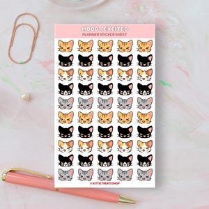 Pu&ograve; includere: Un foglio di adesivi per planner con 36 adorabili facce di gatti con diverse espressioni. I gatti sono di vari colori, tra cui arancione, nero e grigio. Il testo "MOOD - EXCITED" e "PLANNER STICKER SHEET" &egrave; in cima al foglio. Il testo "KITTIE TREATS SHOP" &egrave; in fondo al foglio.