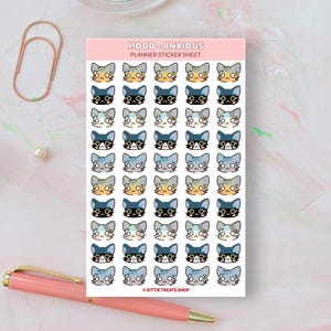 Pu&ograve; includere: Un foglio di adesivi per planner con 36 adorabili facce di gatti con diverse espressioni. I gatti indossano gli occhiali e hanno una variet&agrave; di colori e motivi di pelliccia. Il testo "MOOD - ANXIOUS PLANNER STICKER SHEET" &egrave; in cima al foglio. Il testo "KITTIE TREATS SHOP" &egrave; in fondo al foglio.